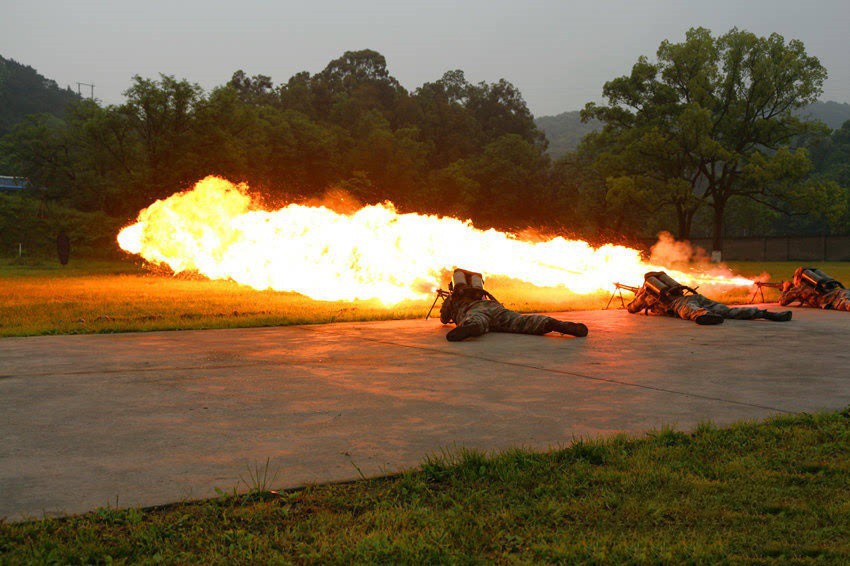 Flame thrower igniter Flame thrower igniter